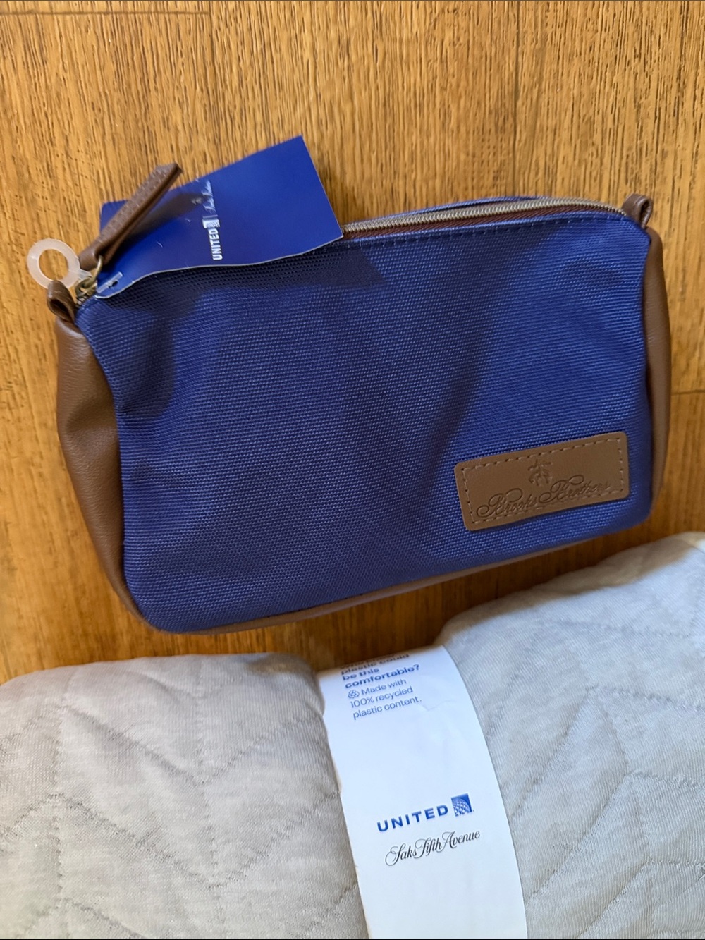 UNITED AIRLINES SAKS FIFTH AVENUE BLANKET FIRST CLASS THROW BROOKS BROTHERS BAG - Picture 7 of 8